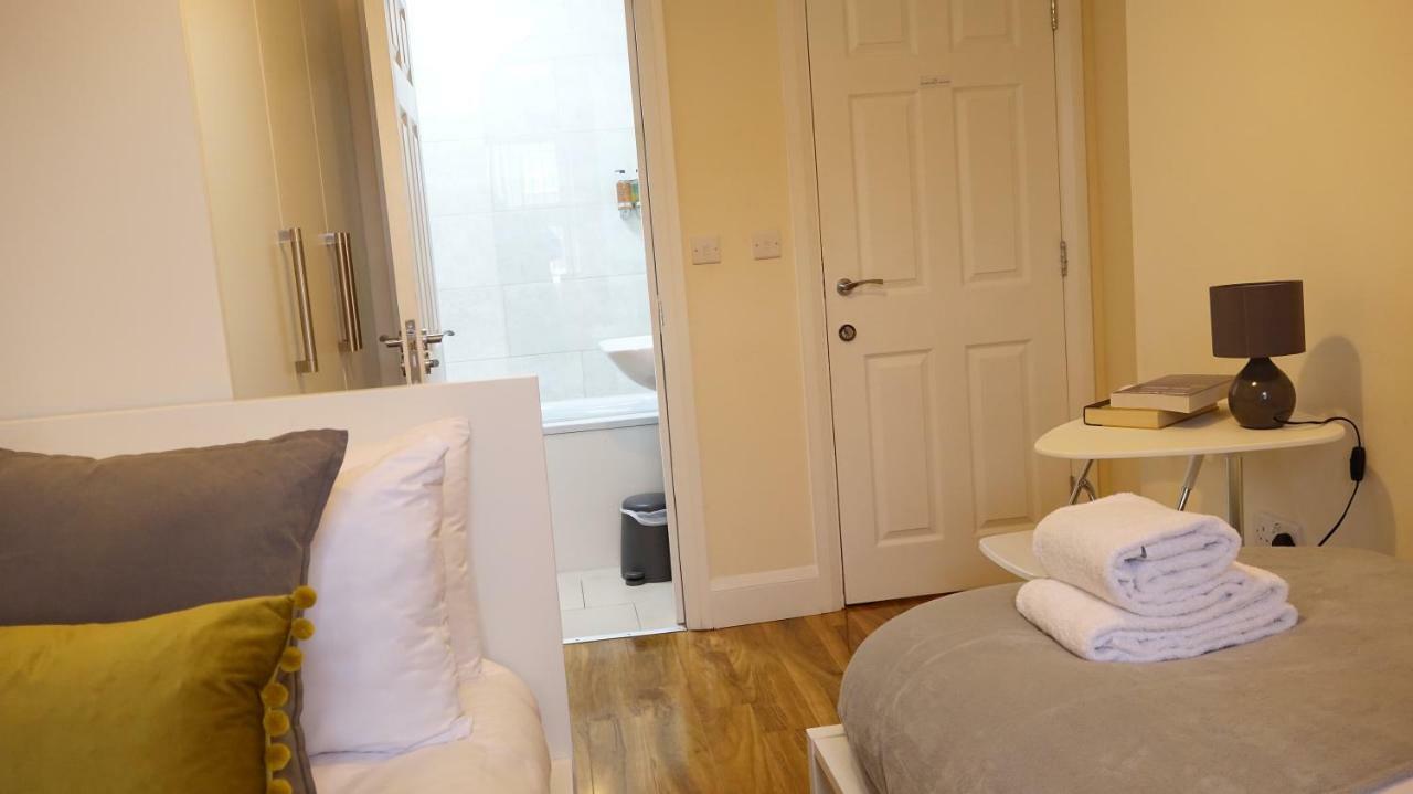 Heathrow Ensuite Rooms- Auto Check In London Bagian luar foto