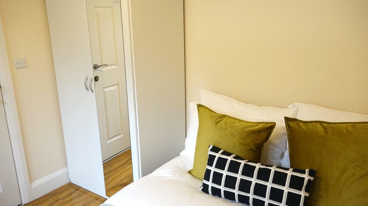 Heathrow Ensuite Rooms- Auto Check In London Bagian luar foto